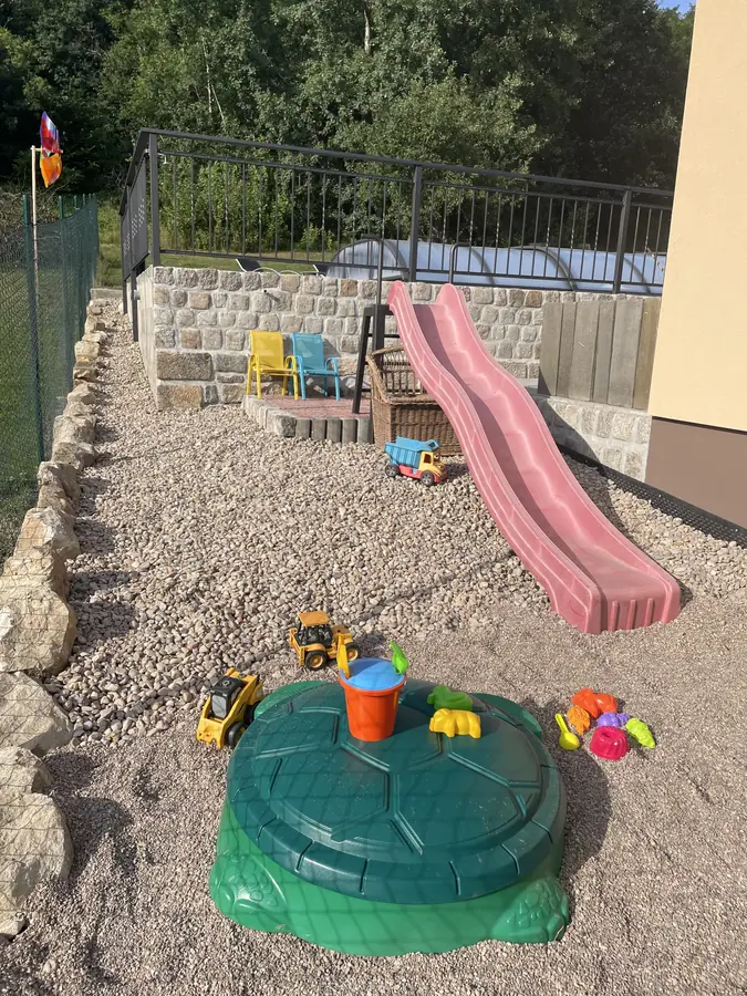 Dětský koutek s pískovištěm a skluzavkou